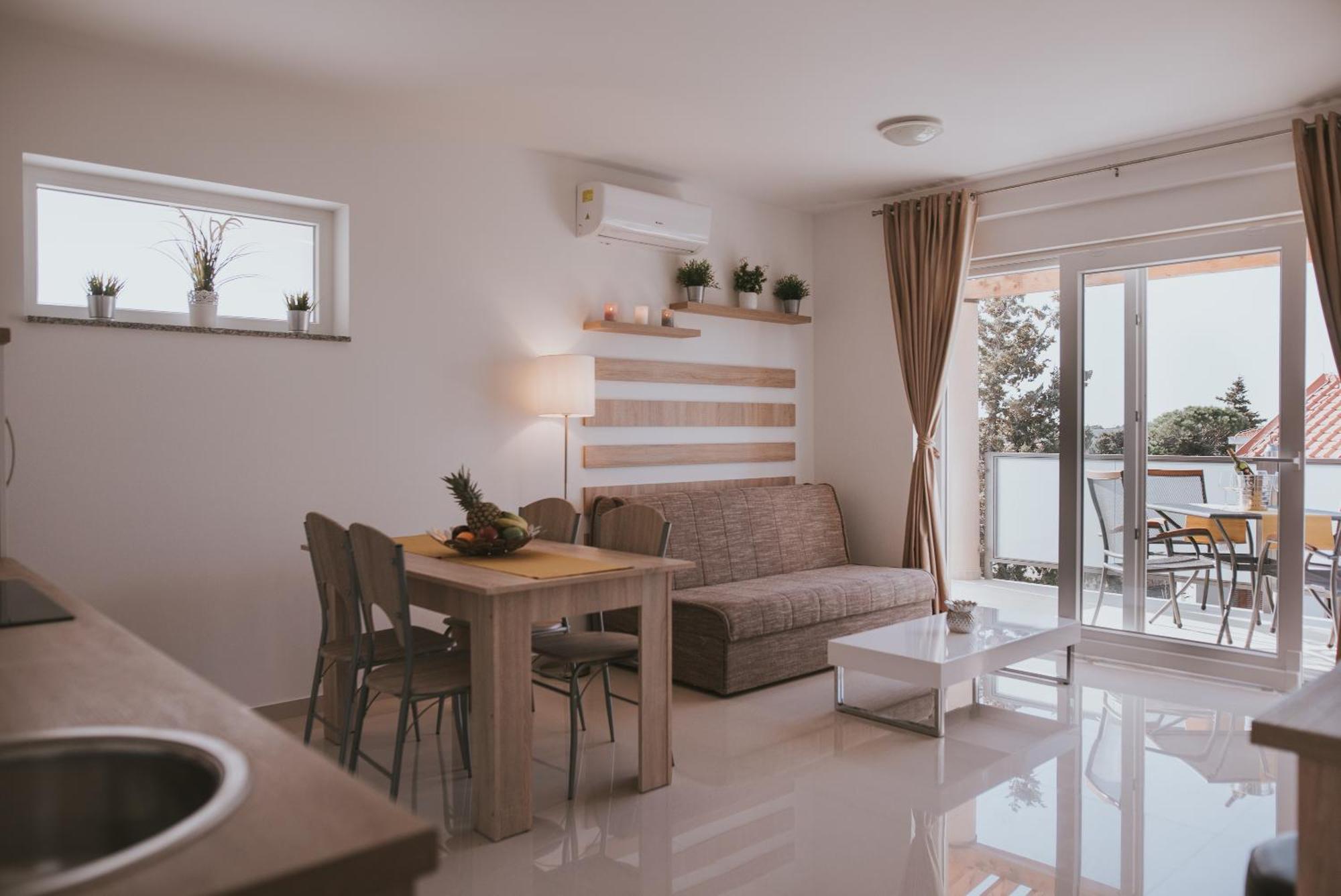 Poolside Hideout Apartments Novalja Exterior photo