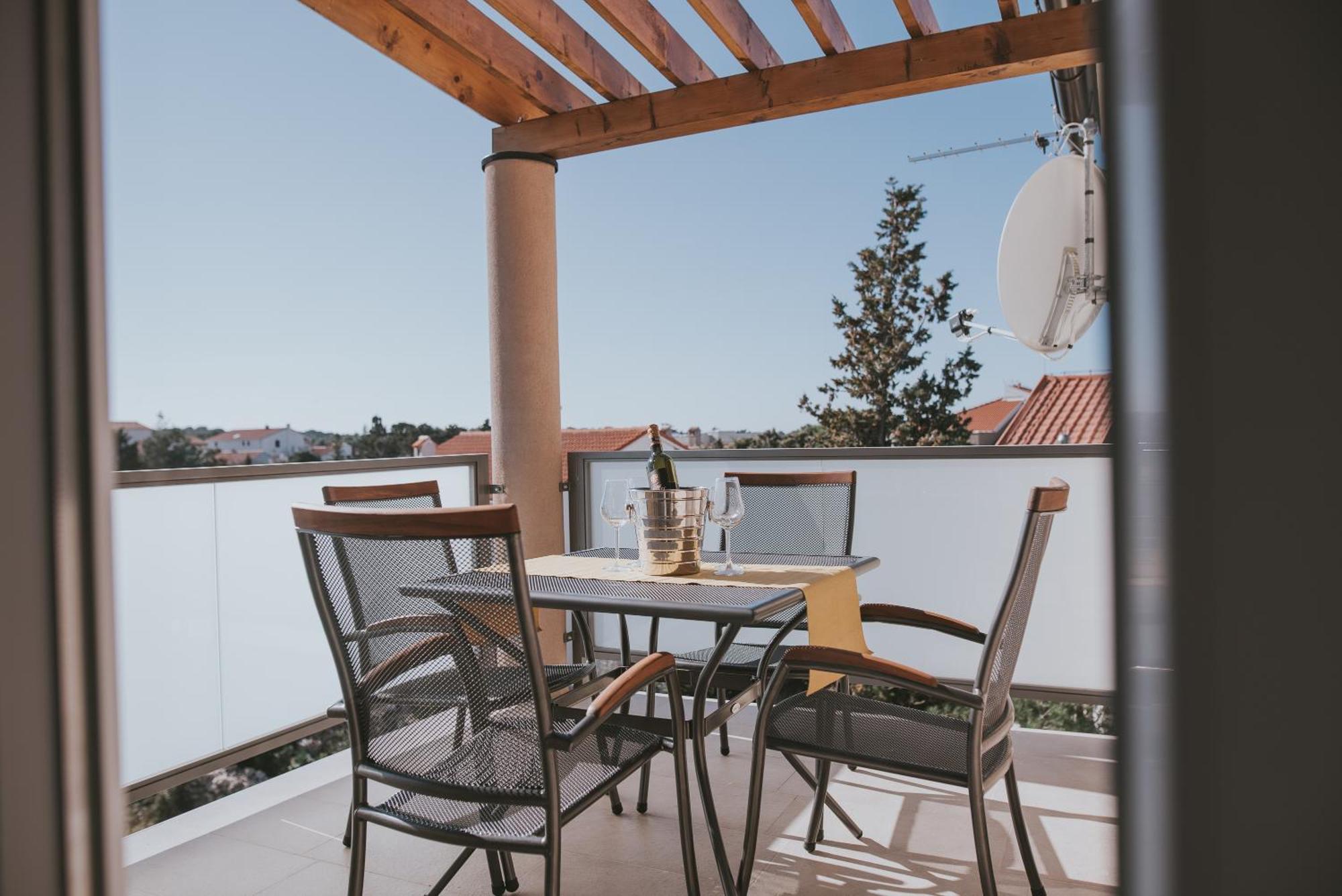 Poolside Hideout Apartments Novalja Exterior photo