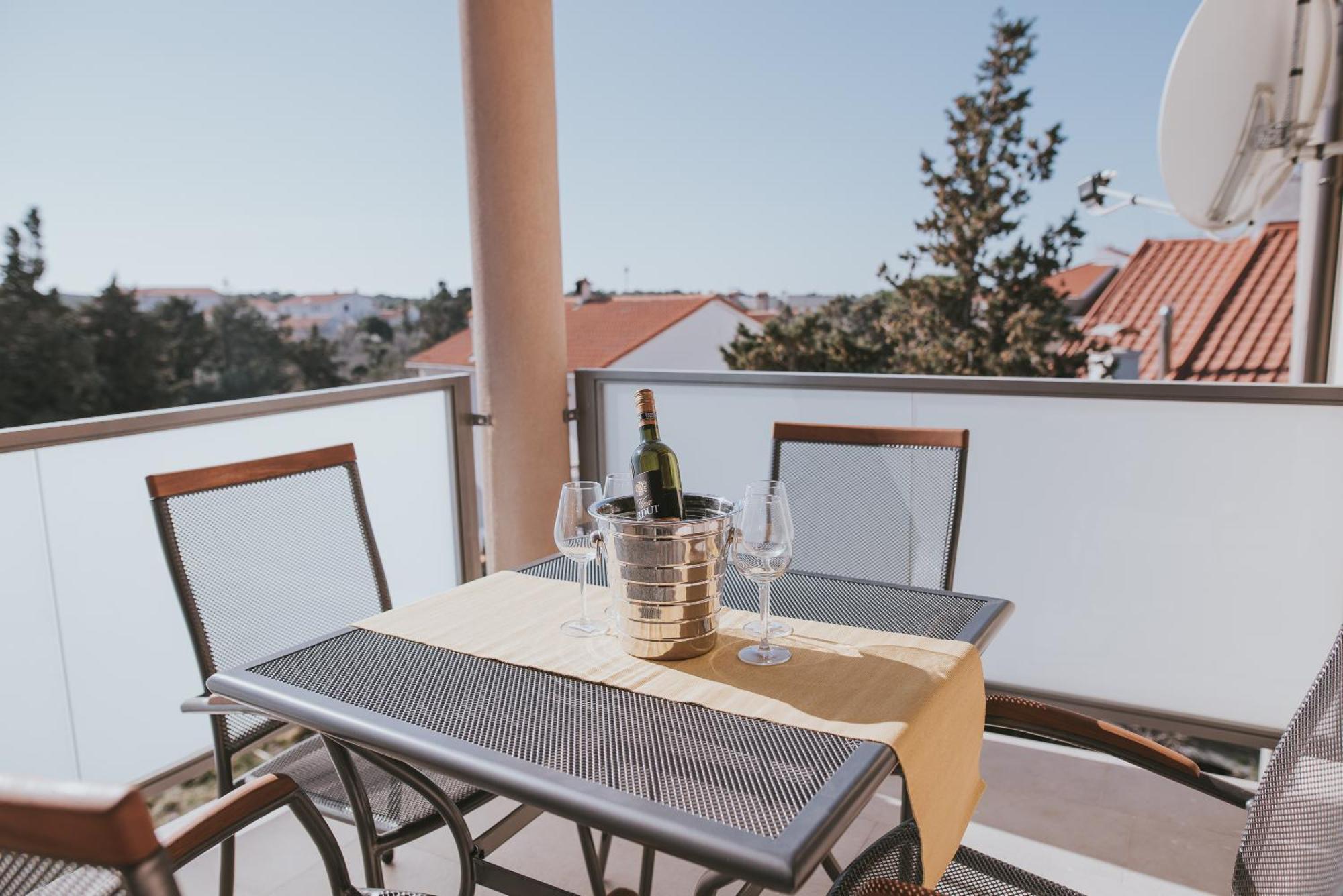 Poolside Hideout Apartments Novalja Exterior photo