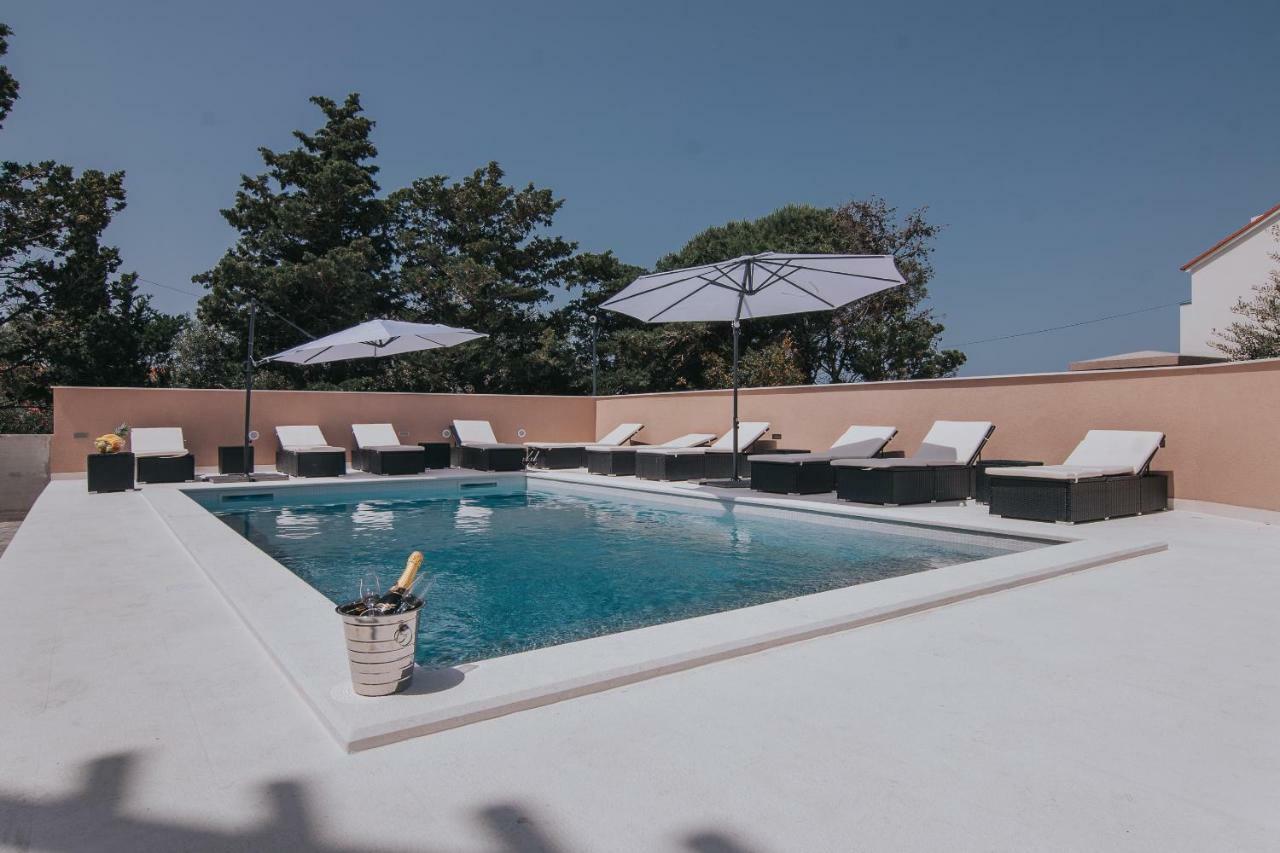Poolside Hideout Apartments Novalja Exterior photo