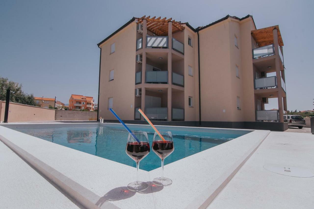 Poolside Hideout Apartments Novalja Exterior photo